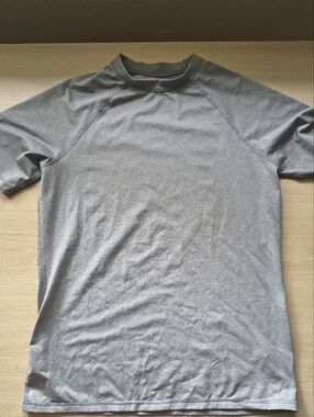 Goodfellow & Co Men's Short Sleeve T-Shirt in Light Gray Athletic Shirt Compress